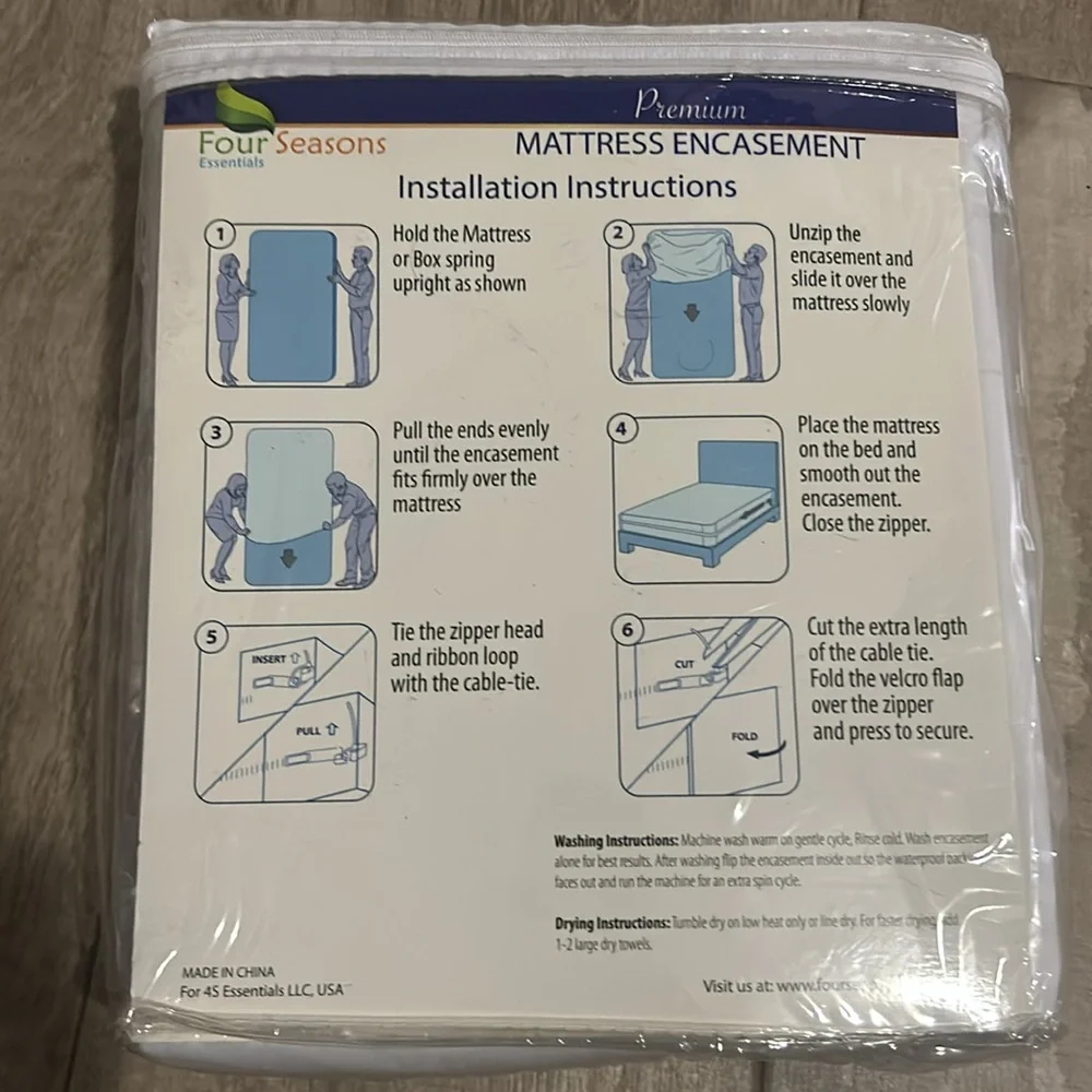 Twin XL mattress protector white **NEW**